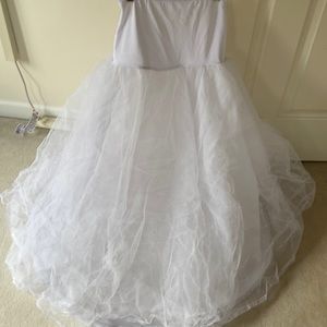 Multilayered Tuile petticoat with fitted abdominal section.